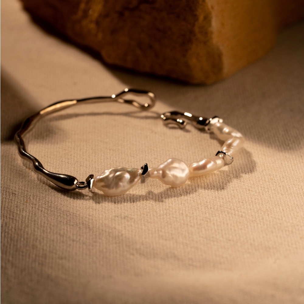 Elegant Silver and Pearl Bracelet